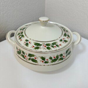 Seizan Fine China Noel 7922 Covered Serving Dish Christmas Holly & Berries EUC